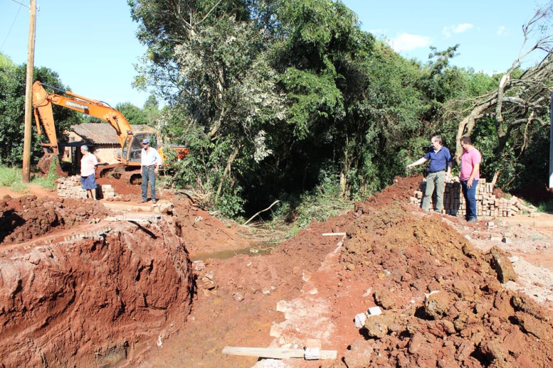 Para evitar alagamentos, Executivo Municipal inicia construção de galeria no Bairro Jauri